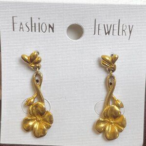 Gold Flower Dangle Earrings | Elegant Floral Simple Jewelry